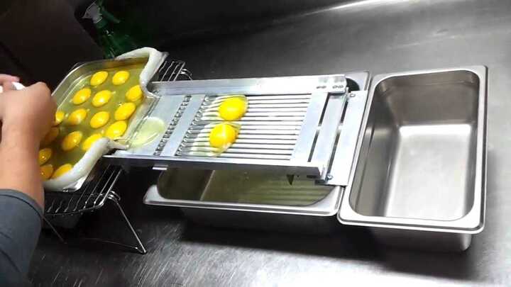 Clip: Dụng cụ tách lòng đỏ trứng siêu tiện lợi cho bà nội trợ