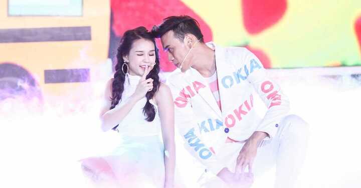 Thuận Nguyễn hôn trộm hot girl Sam trên sân khấu