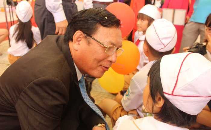 Bộ trưởng GD-ĐT hỏi chuyện học sinh lớp 1 trong ngày khai giảng