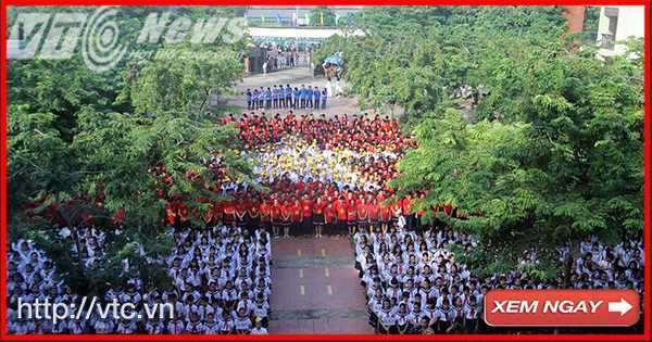 Học sinh xếp hình cờ Tổ quốc trong lễ khai giảng