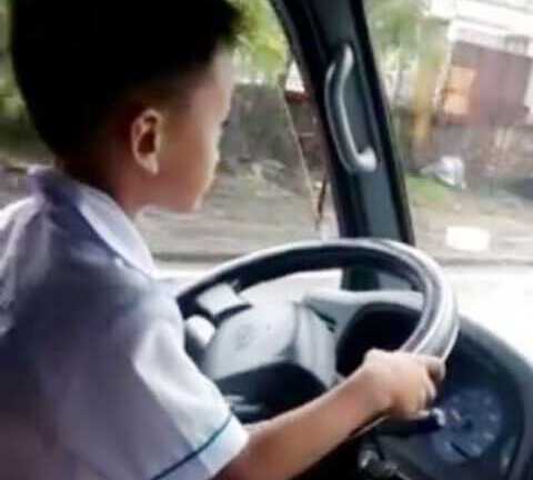 Bé trai 6 tuổi lái xe tải: Công an làm việc với 3 bố con, tạm giữ phương tiện