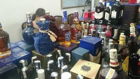 'Phù phép' rượu Lào giá rẻ thành rượu Chivas