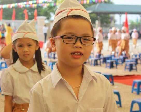 Nụ cười hồn nhiên của học sinh lớp 1 trong ngày khai giảng