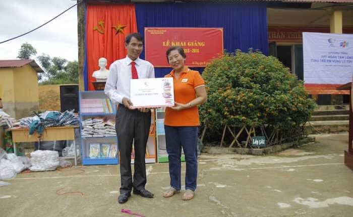 Tặng gần 200 triệu đồng cho học sinh vùng lũ Điện Biên