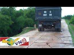 Xe 'hổ vồ' băm nát đê sông Khoái Châu