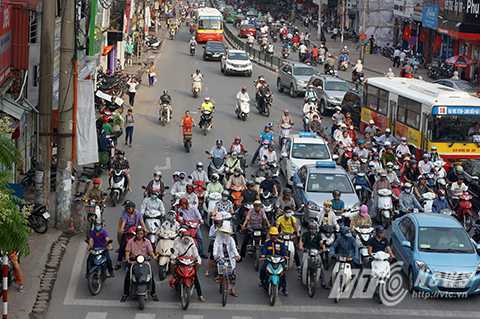 Video: Đỗ xe ở đèn đỏ kiểu này chỉ có ở Hà Nội