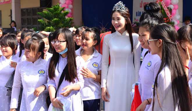 Hoa khôi Đồng bằng sông Cửu Long xúc động thăm trường xưa