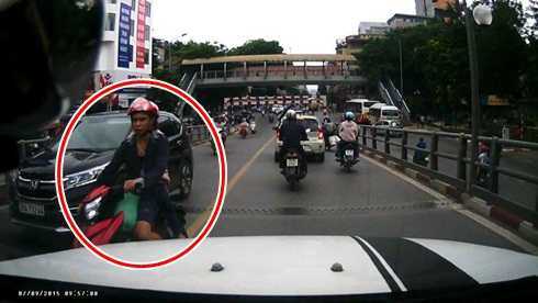 Đôi nam nữ lấn làn, đâm gãy gương ô tô trên cầu vượt Hà Nội