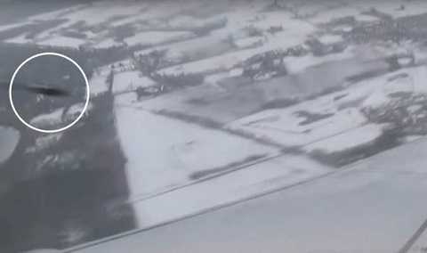 'Đĩa bay người ngoài hành tinh' suýt va chạm máy bay chở khách trên không