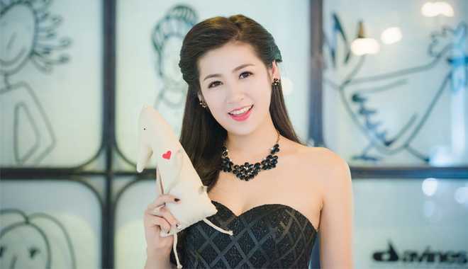 Á hậu Dương Tú Anh vai trần gợi cảm thu hút mọi ánh nhìn