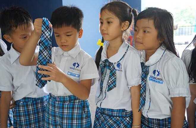 Chê cà vạt xấu, con bị đuổi học: Nhà trường phân trần