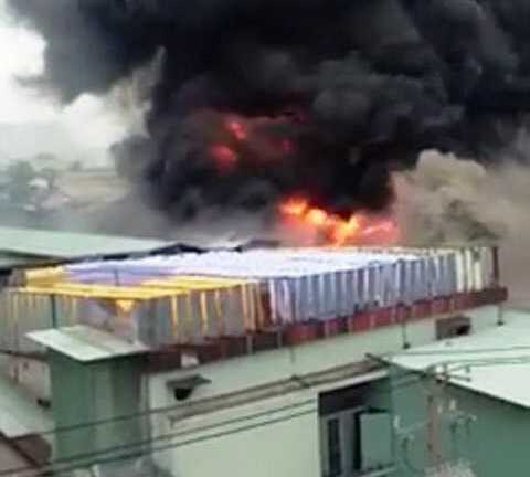 Hàng trăm công nhân tháo chạy khỏi xưởng nhuộm rực lửa