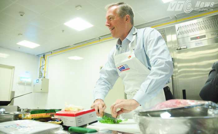 Video: Đại sứ Mỹ mặc tạp dề vào bếp nấu món truyền thống