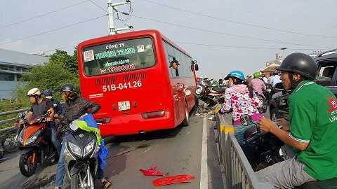 TP.HCM: Xe khách tông liên hoàn 7 xe máy trên cầu vượt, 9 người trọng thương