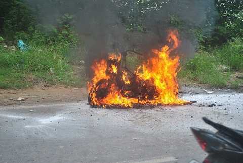 Cô gái khóc lóc, bất lực nhìn xe máy cháy ngùn ngụt