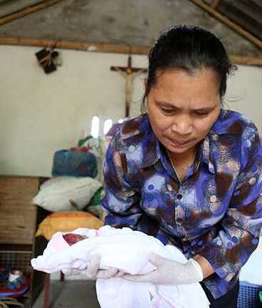 Người phụ nữ 10 năm ròng chôn cất gần 8 vạn hài nhi