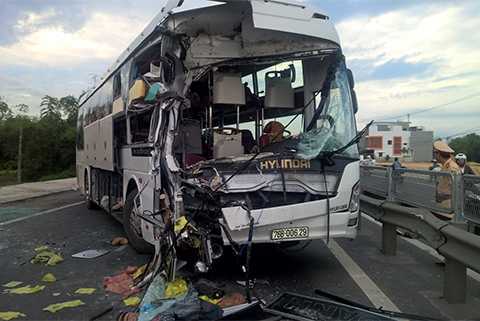 Đâm xe kinh hoàng, hơn 40 người thoát chết trong gang tấc