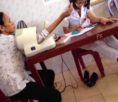 Điều dưỡng chơi facebook, bắt bệnh nhân đợi: Chỉ điều chuyển là quá nhẹ