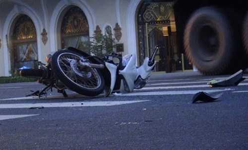 Xe máy lao vào đầu xe tải, 2 thanh niên nguy kịch