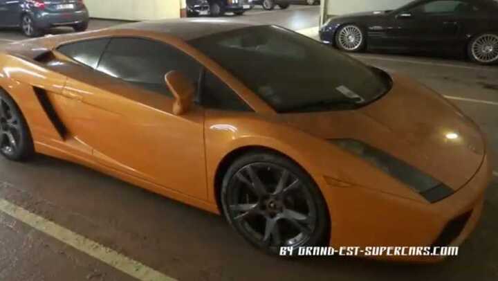 Dàn xe triệu đô bị bỏ rơi tại bãi giữ xe Paris