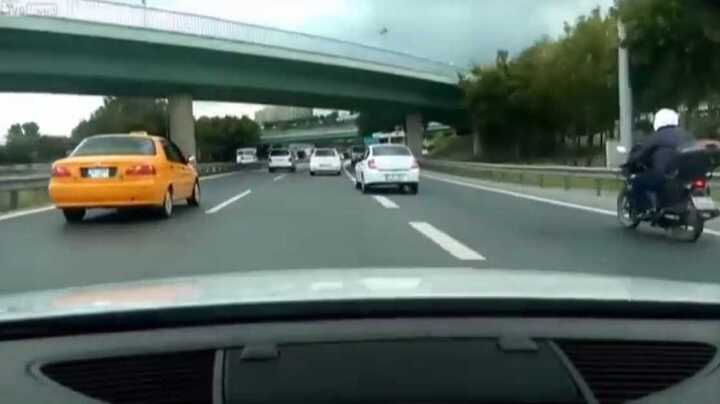 Chiếc Audi TT khiến những người đi đường 'sôi máu'