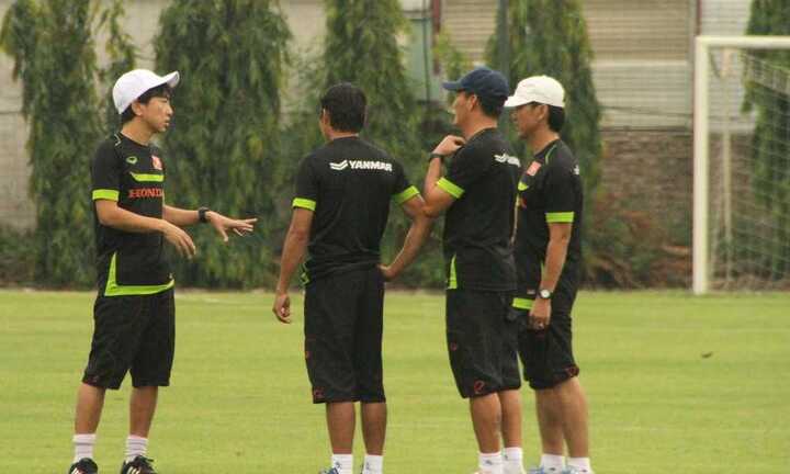 HLV U19 Việt Nam hết lòng bênh Miura