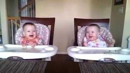 Clip: Hai bé sinh đôi lắc lư theo tiếng đàn của bố cực đáng yêu