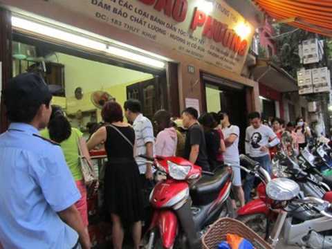 Người Hà Nội xếp hàng mua bánh trung thu truyền thống