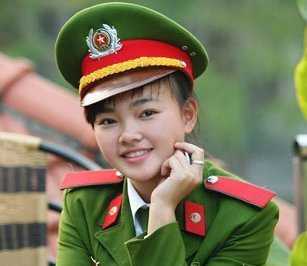 Nữ sinh cảnh sát xinh xắn, đam mê tình nguyện