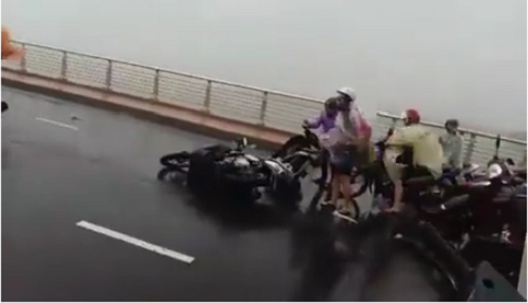 Đà Nẵng: Xe đổ hàng loạt trên cầu Trần Thị Lý trong gió bão