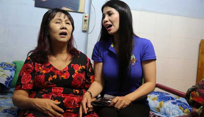 Diễn viên Lý Hương góp tiền chữa bệnh cho nghệ sĩ Hoàng Lan