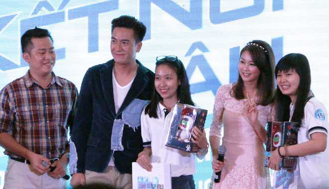 Mã Quốc Minh - Sầm Lệ Hương quậy tưng bừng cùng fan Việt