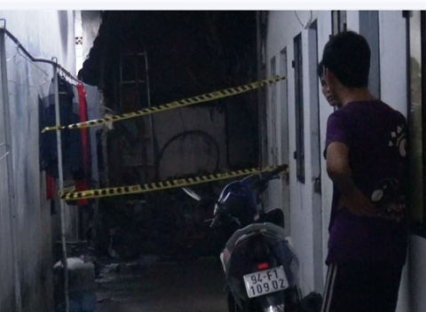 Người phụ nữ lao vào đám cháy cứu 2 cháu bé