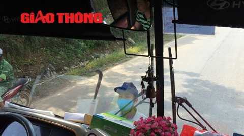 Video: Côn đồ xăm trổ vung dao ép xe khách vào trạm nghỉ