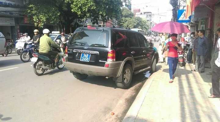 Tước giấy phép tài xế xe biển xanh Hải Dương vào đường cấm, bỏ chạy