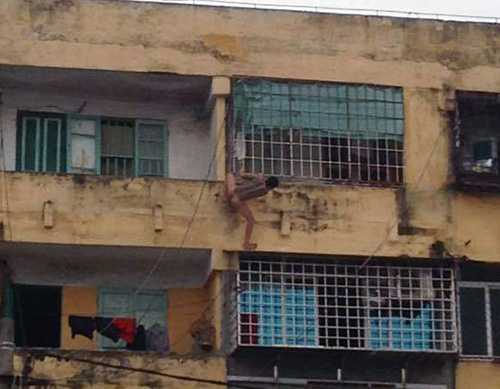 'Người nhện’ làm xiếc trên nhà cao tầng, khu dân cư náo loạn