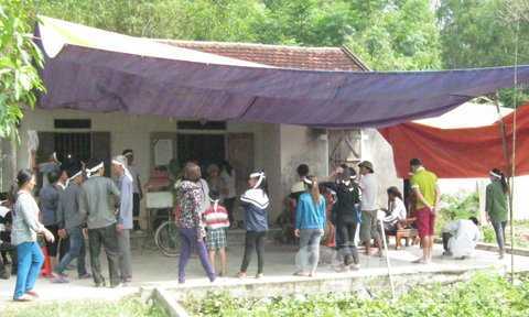 Thi thể người phụ nữ bị buộc kín trong bao tải dưới giếng