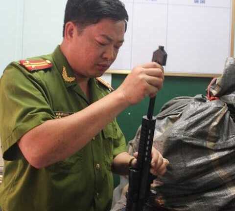 Súng đồ chơi như thật nhan nhản cùng hàng trung thu