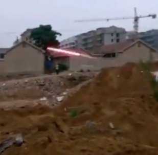 Clip: Dân Trung Quốc bắn tên lửa tự chế để giữ đất