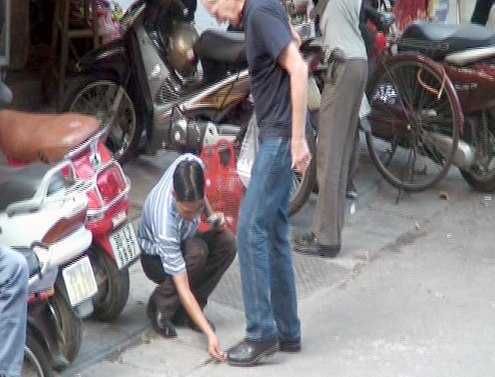 Đánh giày với giá 'cắt cổ' ở Hà Nội: Công an tăng cường trinh sát