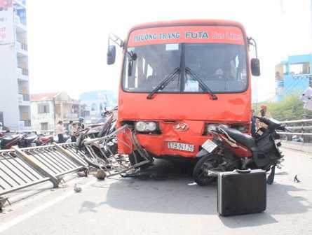 Xe khách tông liên hoàn 7 xe máy: Khởi tố, bắt giam tài xế gây tai nạn