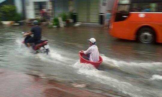 Hình ảnh hài hước mưa ngập ở Sài Gòn lan truyền mạng xã hội