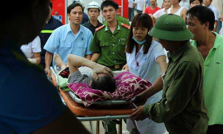 Đang giải cứu nhiều người mắc kẹt trong chung cư bốc cháy ở Hà Nội