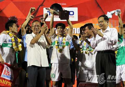 Bầu Đức nhượng bộ, HAGL tránh án phạt tiền