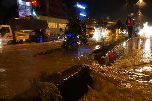 Đường phố Biên Hòa mênh mông trong biển nước