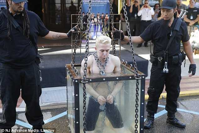 Video: Ảo thuật gia suýt chết đuối trong tiết mục ‘thoát khỏi bể nước’