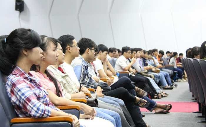 Diễn giả nổi tiếng khuyên sinh viên tin vào chính mình
