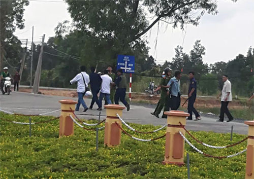 Phóng viên bị còng tay khi chụp hình ngoài khu vực tòa