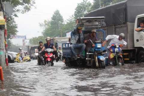 Sài Gòn ngập kỷ lục, báo cáo nêu nơi ngập sâu nhất chỉ 50cm