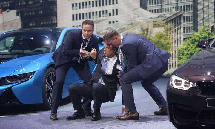 CEO của BMW ngất xỉu trong lúc diễn thuyết tại Frankfurt Motor Show